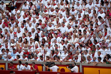 Público asistente a la Plaza de Toros de Pamplona durante la segunda corrida de la Feria del Toro 2018.