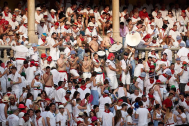 Público asistente a la Plaza de Toros de Pamplona durante la segunda corrida de la Feria del Toro 2018.