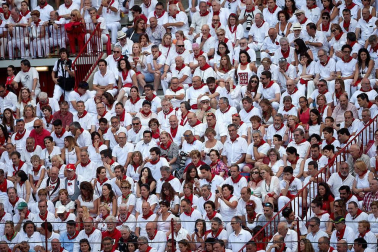 Público asistente a la Plaza de Toros de Pamplona durante la segunda corrida de la Feria del Toro 2018.