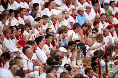 Público asistente a la Plaza de Toros de Pamplona durante la segunda corrida de la Feria del Toro 2018.