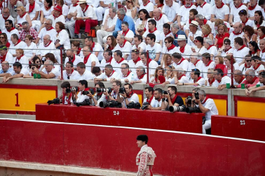 Público asistente a la Plaza de Toros de Pamplona durante la segunda corrida de la Feria del Toro 2018.
