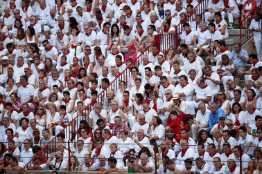 Público asistente a la Plaza de Toros de Pamplona durante la segunda corrida de la Feria del Toro 2018.