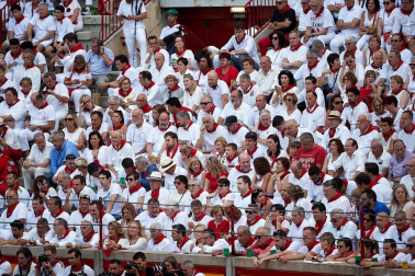 Público asistente a la Plaza de Toros de Pamplona durante la segunda corrida de la Feria del Toro 2018.