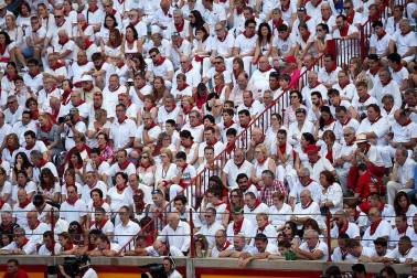 Público asistente a la Plaza de Toros de Pamplona durante la segunda corrida de la Feria del Toro 2018.