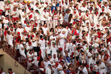Público asistente a la Plaza de Toros de Pamplona durante la segunda corrida de la Feria del Toro 2018.