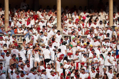 Público asistente a la Plaza de Toros de Pamplona durante la segunda corrida de la Feria del Toro 2018.