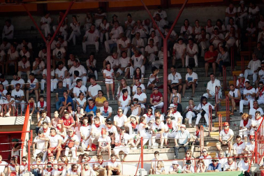 Público asistente a la Plaza de Toros de Pamplona durante la segunda corrida de la Feria del Toro 2018.
