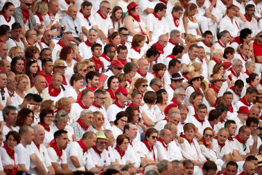 Público asistente a la Plaza de Toros de Pamplona durante la segunda corrida de la Feria del Toro 2018.