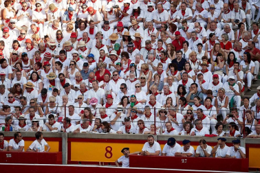 Público asistente a la Plaza de Toros de Pamplona durante la segunda corrida de la Feria del Toro 2018.