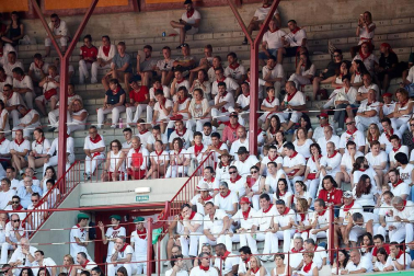 Público asistente a la Plaza de Toros de Pamplona durante la segunda corrida de la Feria del Toro 2018.