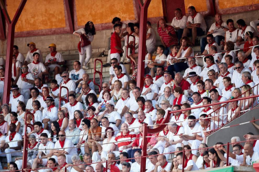 Público asistente a la Plaza de Toros de Pamplona durante la segunda corrida de la Feria del Toro 2018.