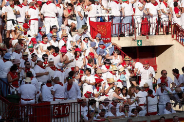 Público asistente a la Plaza de Toros de Pamplona durante la segunda corrida de la Feria del Toro 2018.