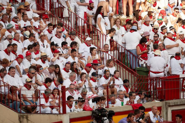 Público asistente a la Plaza de Toros de Pamplona durante la segunda corrida de la Feria del Toro 2018.