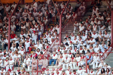 Público asistente a la Plaza de Toros de Pamplona durante la segunda corrida de la Feria del Toro 2018.