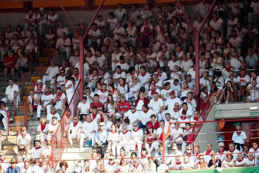 Público asistente a la Plaza de Toros de Pamplona durante la segunda corrida de la Feria del Toro 2018.