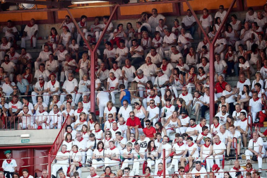 Público asistente a la Plaza de Toros de Pamplona durante la segunda corrida de la Feria del Toro 2018.