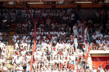 Público asistente a la Plaza de Toros de Pamplona durante la segunda corrida de la Feria del Toro 2018.