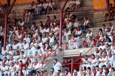 Público asistente a la Plaza de Toros de Pamplona durante la segunda corrida de la Feria del Toro 2018.