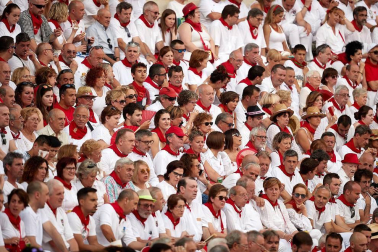 Público asistente a la Plaza de Toros de Pamplona durante la segunda corrida de la Feria del Toro 2018.