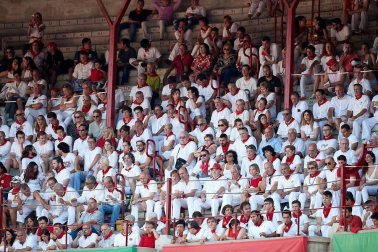 Público asistente a la Plaza de Toros de Pamplona durante la segunda corrida de la Feria del Toro 2018.