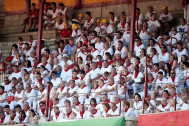 Público asistente a la Plaza de Toros de Pamplona durante la segunda corrida de la Feria del Toro 2018.