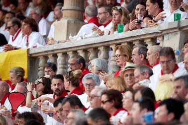 Público asistente a la Plaza de Toros de Pamplona durante la segunda corrida de la Feria del Toro 2018.