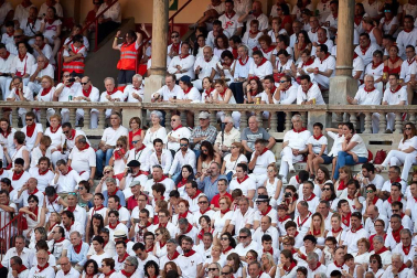 Público asistente a la Plaza de Toros de Pamplona durante la segunda corrida de la Feria del Toro 2018.