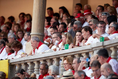 Público asistente a la Plaza de Toros de Pamplona durante la segunda corrida de la Feria del Toro 2018.
