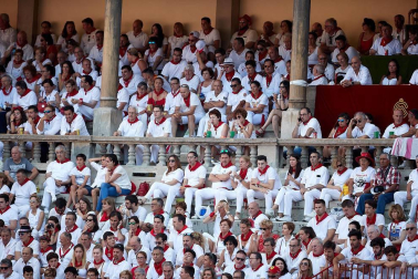 Público asistente a la Plaza de Toros de Pamplona durante la segunda corrida de la Feria del Toro 2018.