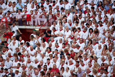Público asistente a la Plaza de Toros de Pamplona durante la segunda corrida de la Feria del Toro 2018.