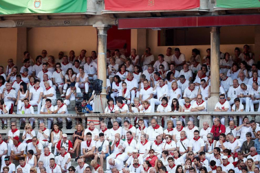 Público asistente a la Plaza de Toros de Pamplona durante la segunda corrida de la Feria del Toro 2018.