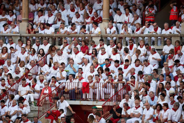 Público asistente a la Plaza de Toros de Pamplona durante la segunda corrida de la Feria del Toro 2018.