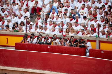 Público asistente a la Plaza de Toros de Pamplona durante la segunda corrida de la Feria del Toro 2018.