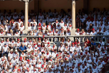 Público asistente a la Plaza de Toros de Pamplona durante la segunda corrida de la Feria del Toro 2018.
