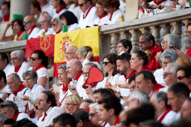 Público asistente a la Plaza de Toros de Pamplona durante la segunda corrida de la Feria del Toro 2018.