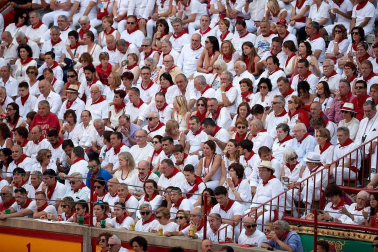 Público asistente a la Plaza de Toros de Pamplona durante la segunda corrida de la Feria del Toro 2018.