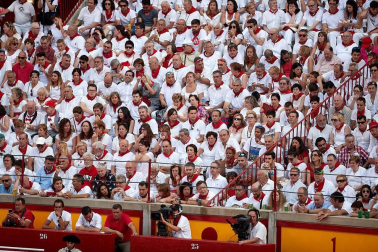 Público asistente a la Plaza de Toros de Pamplona durante la segunda corrida de la Feria del Toro 2018.