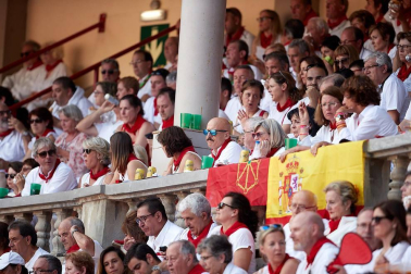 Público asistente a la Plaza de Toros de Pamplona durante la segunda corrida de la Feria del Toro 2018.