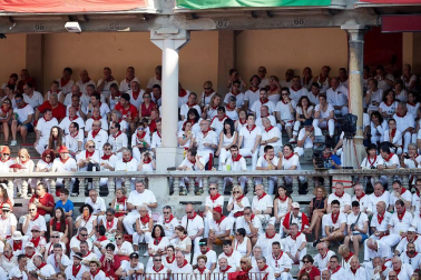 Público asistente a la Plaza de Toros de Pamplona durante la segunda corrida de la Feria del Toro 2018.