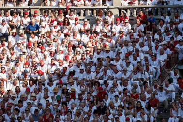 Público asistente a la Plaza de Toros de Pamplona durante la segunda corrida de la Feria del Toro 2018.
