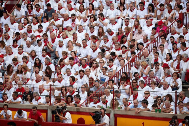 Público asistente a la Plaza de Toros de Pamplona durante la segunda corrida de la Feria del Toro 2018.