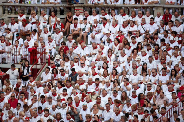 Público asistente a la Plaza de Toros de Pamplona durante la segunda corrida de la Feria del Toro 2018.