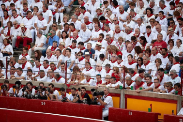 Público asistente a la Plaza de Toros de Pamplona durante la segunda corrida de la Feria del Toro 2018.
