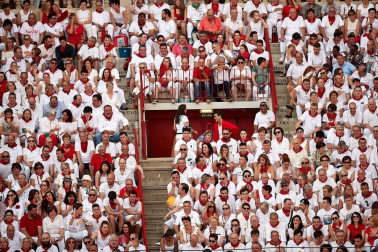 Público asistente a la Plaza de Toros de Pamplona durante la segunda corrida de la Feria del Toro 2018.