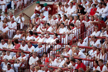 Público asistente a la Plaza de Toros de Pamplona durante la segunda corrida de la Feria del Toro 2018.
