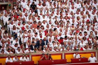 Público asistente a la Plaza de Toros de Pamplona durante la segunda corrida de la Feria del Toro 2018.