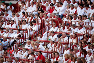 Público asistente a la Plaza de Toros de Pamplona durante la segunda corrida de la Feria del Toro 2018.