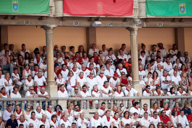 Público asistente a la Plaza de Toros de Pamplona durante la segunda corrida de la Feria del Toro 2018.
