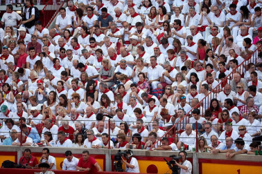Público asistente a la Plaza de Toros de Pamplona durante la segunda corrida de la Feria del Toro 2018.