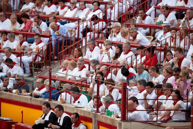 Público asistente a la Plaza de Toros de Pamplona durante la segunda corrida de la Feria del Toro 2018.